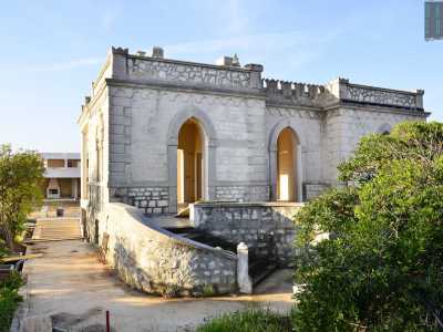 Una villa in pietra che sembra un piccolo castello
